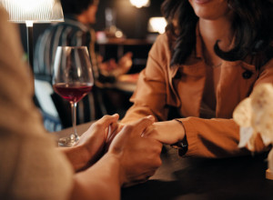 STISAK RUKE otkriva kakvi ste u krevetu: Naučnici pronašli neočekivanu vezu!