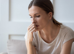 Lekari upozoravaju žene: Ovaj naizgled BEZAZLENI SIMPTOM može biti znak opasnog raka!