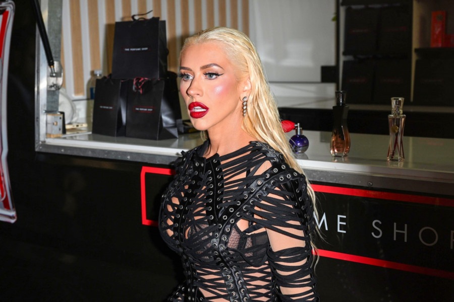 SLAVNA PEVAČICA grmi i sredinom 5. decenije: Ponela raskošnu suknju, dok rukama JEDVA PRIKRIVA grudi - mreže gore (FOTO)