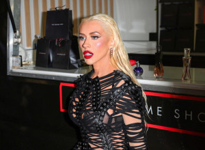 SLAVNA PEVAČICA grmi i sredinom 5. decenije: Ponela raskošnu suknju, dok rukama JEDVA PRIKRIVA grudi - mreže gore (FOTO)