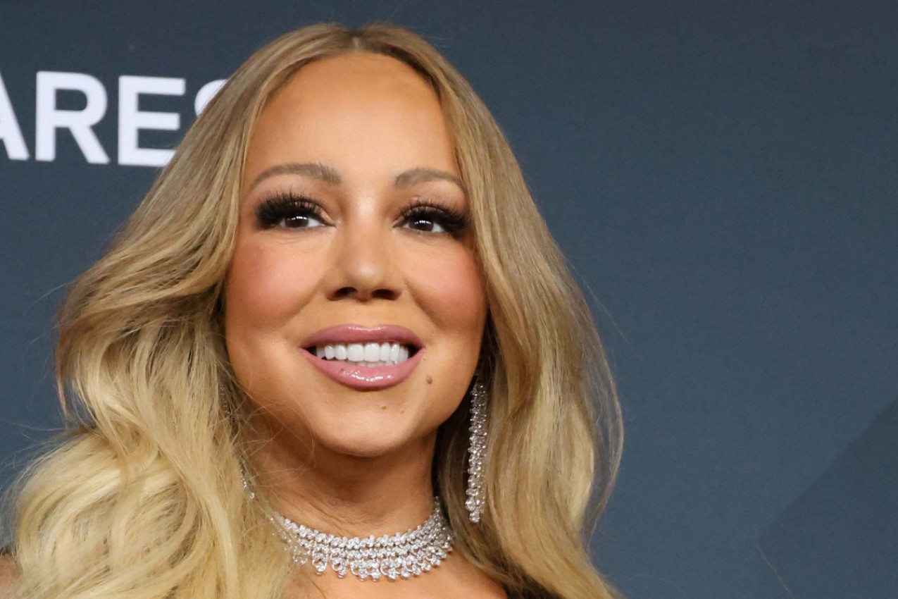 Providna čipka do poda, a ispod nje samo korset: MARAJA KERI u izdanju na koje se malo ko usuđuje