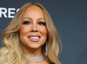 Providna čipka do poda, a ispod nje samo korset: MARAJA KERI u izdanju na koje se malo ko usuđuje