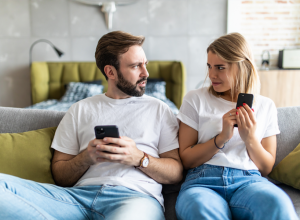 SUMNJATE DA VAS PARTNER VARA: Detektiv otkrio trik od 30 sekundi, i to bez špijuniranja telefona