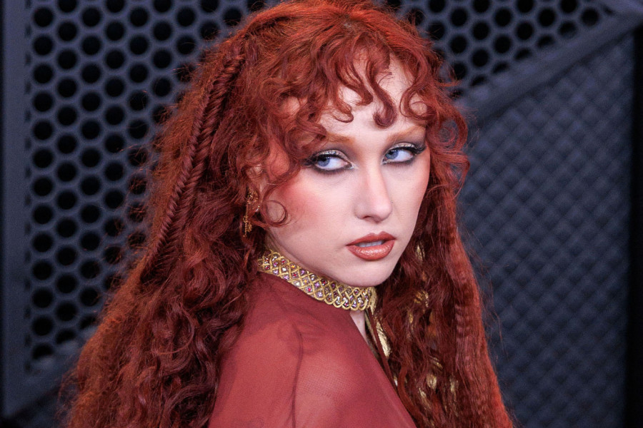 SKANDALOZNO izdanje pevačice na crvenom tepihu: NAGE GRUDI jedva obuzdava PROVIDAN plašt, srećom bar je donji veš obukla (FOTO)