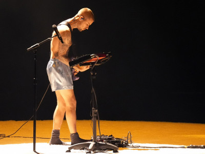 Pevač ostao u boksericama tokom nastupa 