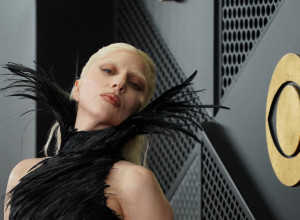 Lejdi Gaga u LABUD HALJINI SA KAVEZOM NA GLAVI: Proglašena NAJBOLJE OBUČENOM ženom na DODELI GREMIJA - scena kao iz bajke (GALERIJA)