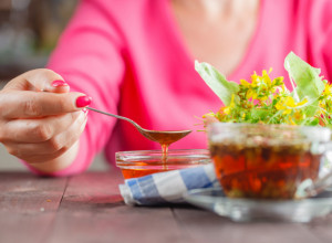 Kada vam padne RASPOLOŽENJE i energija, jedna kašičica ovog ZLATNOG sastojka vraća u život i podiže hormon SREĆE!