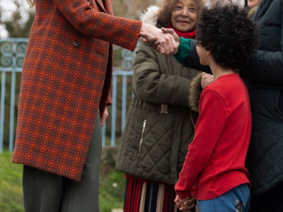 Model dužine do kolena odlikuju naglašeni reveri, blago istaknuta ramena i efektan karirani uzorak koji je najviše privukao pažnju modnih poznavalaca