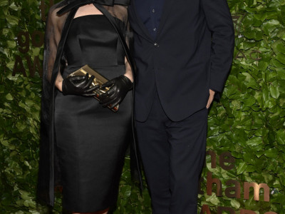 Pojedini stručnjaci za govor tela tvrde da se iz njegovog držanja može naslutiti nelagodnost zbog pažnje koju izaziva odnos njegove supruge i njenog kolege