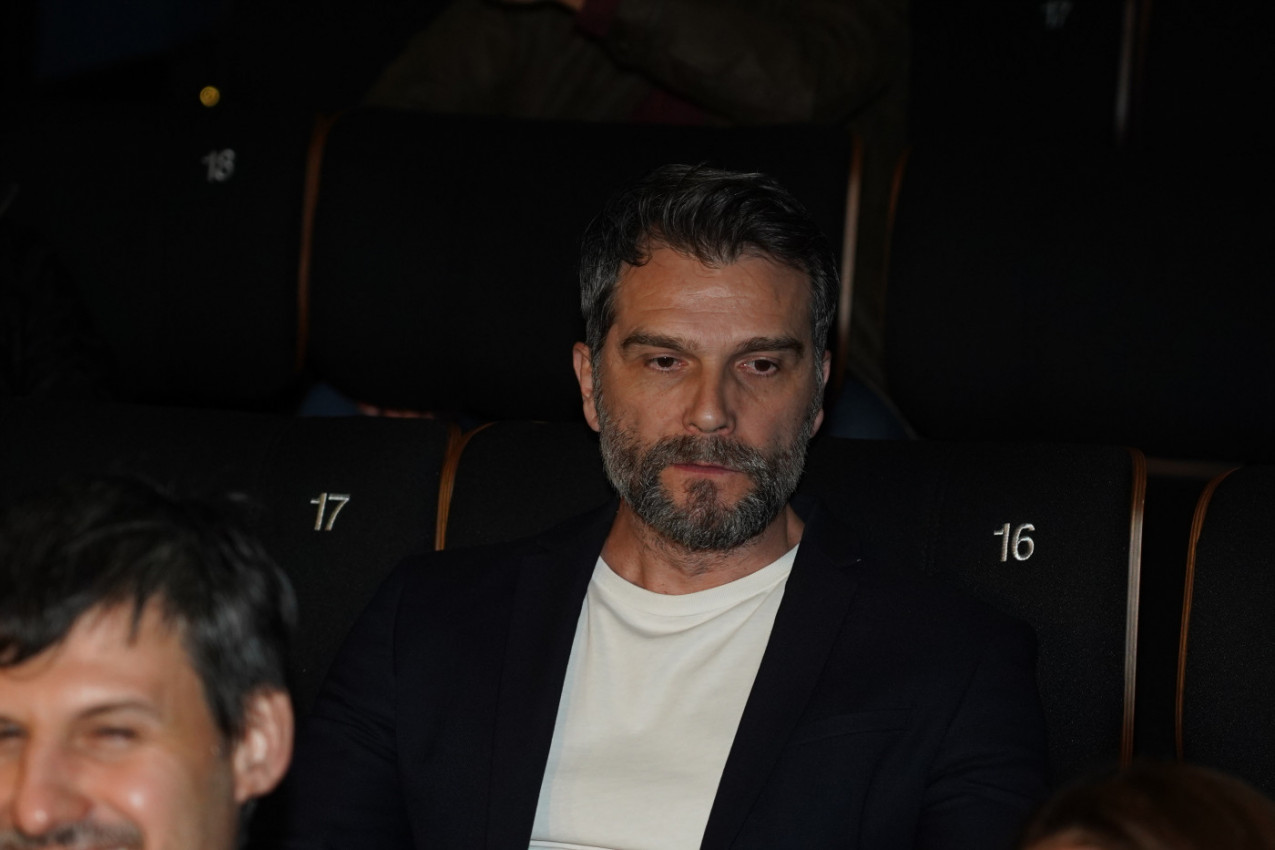 Najbolji frajer iz serije "JUŽNI VETAR" ljubi 23 godine mlađu devojku: Posle razvoda glumac blista pored nje (GALERIJA)