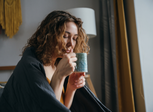 Prirodni saveznik zdravlja iz kuhinje: Čaša ovog napitka pred spavanje TOPI NADUTOST i čisti stomak!