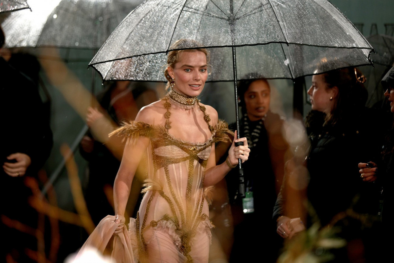 MARGO ROBI u nadrealnoj kreaciji kao BOGINJA: Haljina ocrtava svaki milimetar njenog zanosnog tela, a nigde vulgarnosti