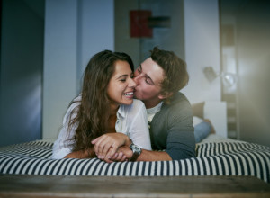 Kad se libido mimoilazi: Evo zašto muškarci žele odnose u zoru, a žene pred spavanje