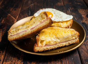 ZLATNI francuski SENDVIČ: Spoj šunke, sira i BEŠAMEL sosa, sve zapečeno  - ma savršeno!