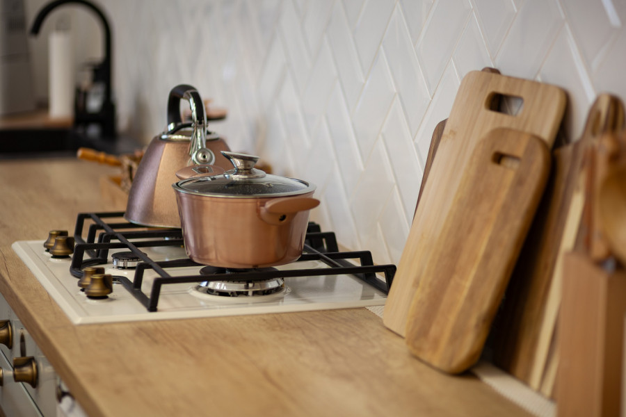 Najčešća greška u kuhinji, koja vas može koštati zdravlja: Ako ovu NAMIRNICU držite PORED ŠPORETA, sklonite je istog trena!