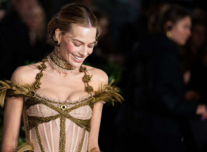 NAJLEPŠA GLUMICA NA SVETU GRMI u korsetu i mini-suknji: Ipak, jedan neobičan detalj ukrao je šou, niko ne trepće! (FOTO)