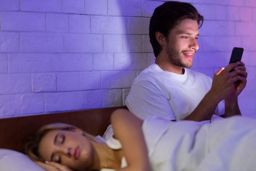 NI POLJUPCA, ni intimnog odnosa, ali čak 54.000 ljudi smatra da je ovo PREVARA koja se ne prašta