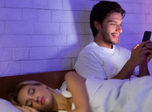 NI POLJUPCA, ni intimnog odnosa, ali čak 54.000 ljudi smatra da je ovo PREVARA koja se ne prašta