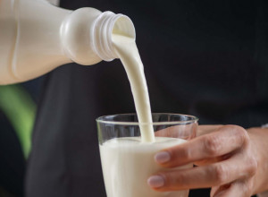 Većina ga pije samo ujutru, ali GREŠI: Evo zašto je važno da jogurt pijete pred SPAVANJE