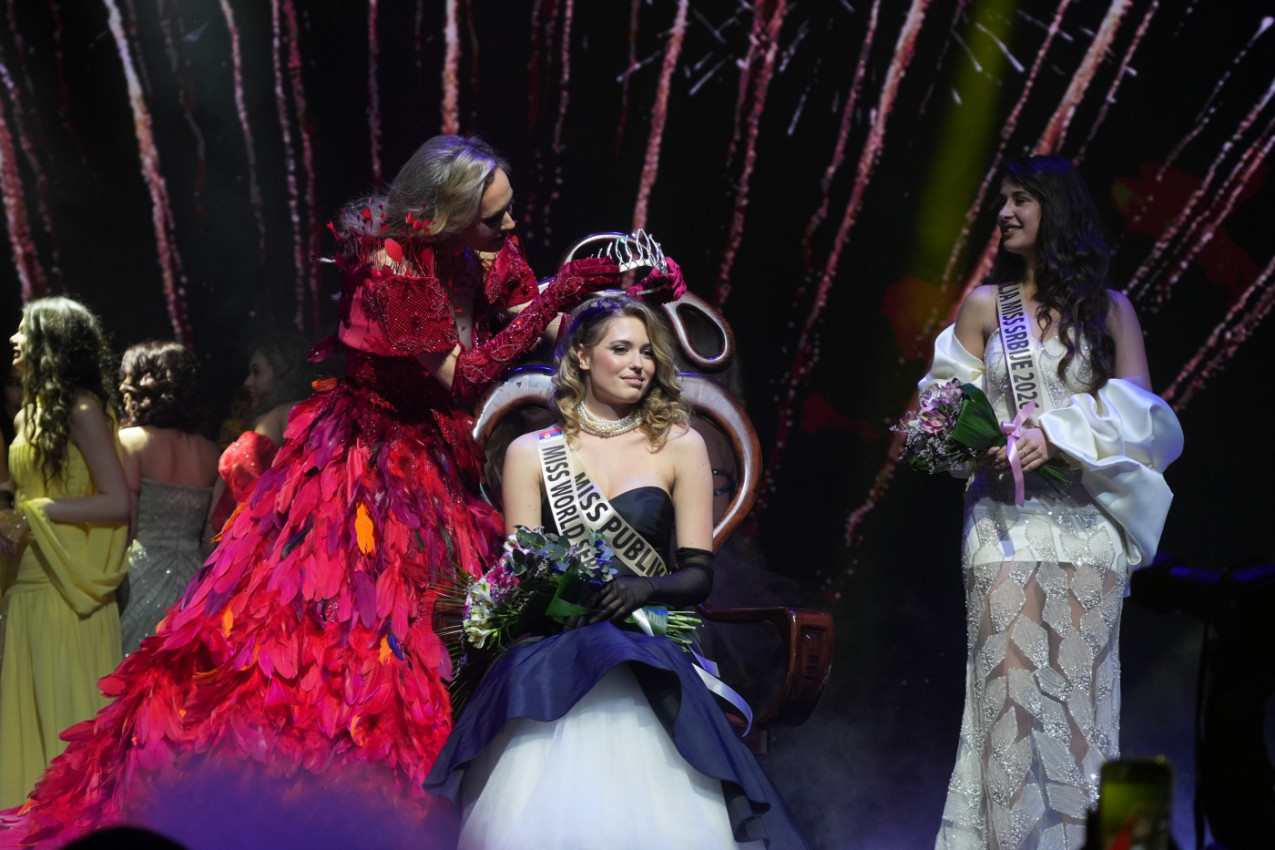 Aleksandra Rutović predala krunu u spektakularnom izdanju: Stoji uz osobu koja joj je bila najveća snaga u porodičnoj tragediji