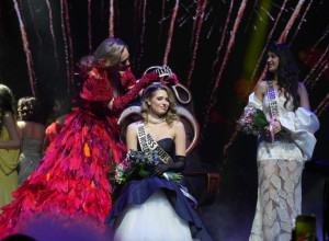 Aleksandra Rutović predala krunu u spektakularnom izdanju: Stoji uz osobu koja joj je bila najveća snaga u porodičnoj tragediji