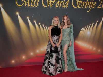 Za ovu svečanu priliku Aleksandra je odabrala izuzetno moćan i upadljiv komplet