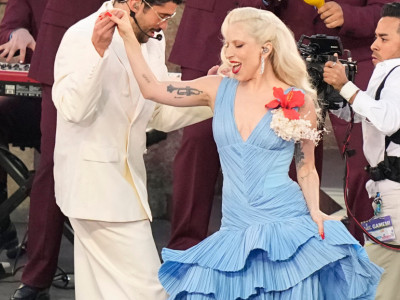 Platinasto plava kosa bila je stilizovana u mekane talase starog Holivuda, dok je zadržala svoj aktuelni potpis u vidu izbeljenih obrva