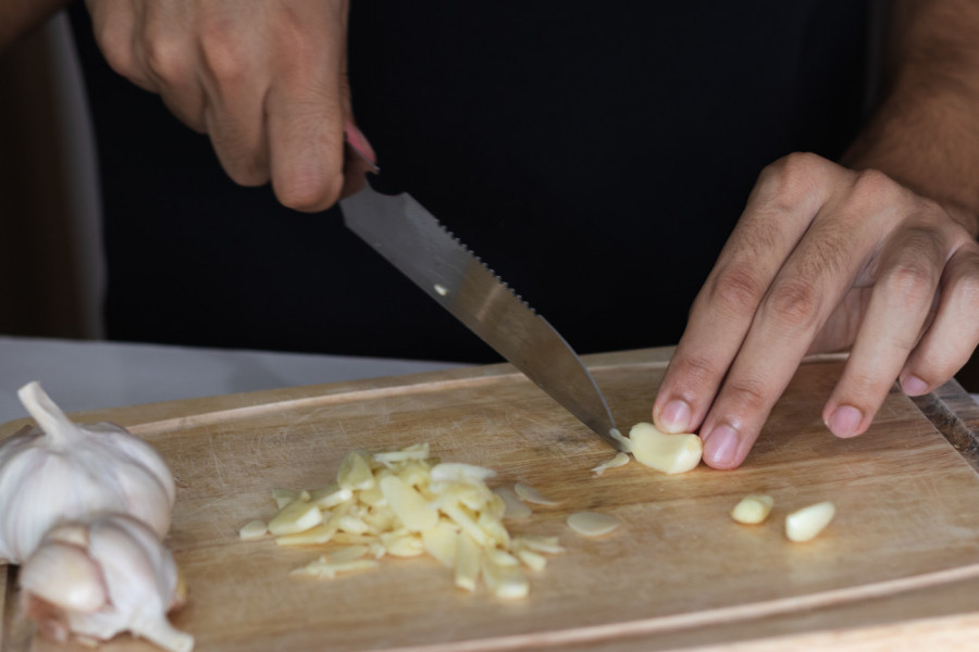 Ruke vam zaudaraju posle seckanja belog luka? Iznenadićete se šta vam može pomoći