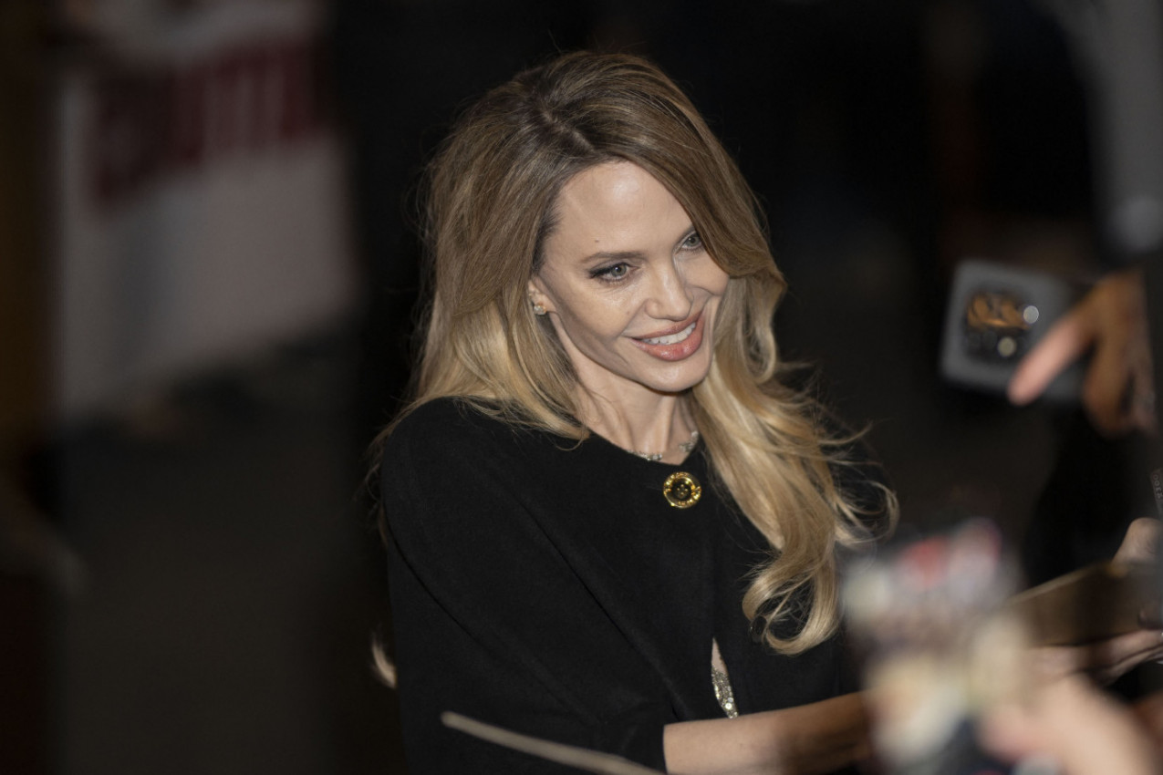 Svi pogledi bili su uprti u Anđelinu Džoli: Svetlucava providna haljina bila je pravi pokretni spektakl  - stil bez konkurencije