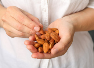 Smanjuju rizik od razvoja DEMENCIJE, a ima ih svugde oko nas: Evo zašto je još dobro da jedete BADEME