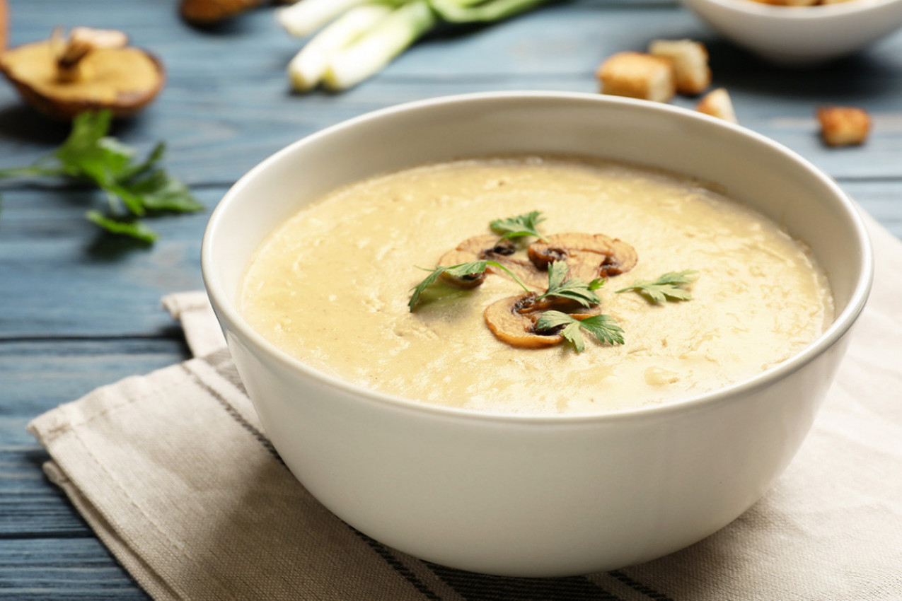 Ne znate šta ćete za ručak? Recept za ČORBU OD PEČURAKA će vam vratiti uspomene na detinjstvo, a ukus je prava čarolija!