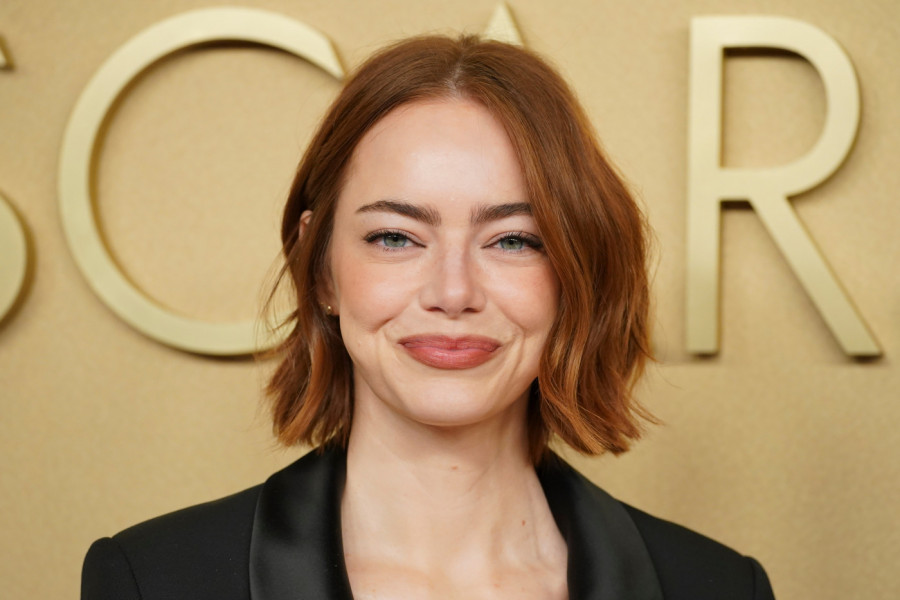 Dekolte do pupka, a tačno OVDE viri ZAVODLJIV detalj: Oduševila haljinom koju svaka SRPKINJA IMA i pokazala kožu bez vulgarnosti