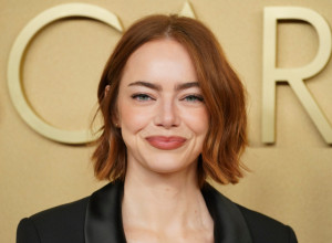 Dekolte do pupka, a tačno OVDE viri ZAVODLJIV detalj: Oduševila haljinom koju svaka SRPKINJA IMA i pokazala kožu bez vulgarnosti