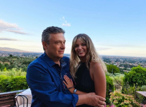 Kada čuju koliko je MLAĐA od MUŽA, svi pretrnu od šoka! A mesto gde su se upoznali je posebno zabrinjavajuće