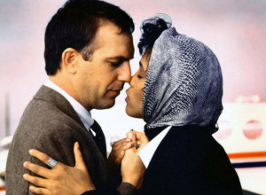 KEVIN KOSTNER otkrio sve o odnosu sa VITNI HJUSTON: Terali ga da skrati govor na njenoj sahrani, ali nije želeo! (FOTO)