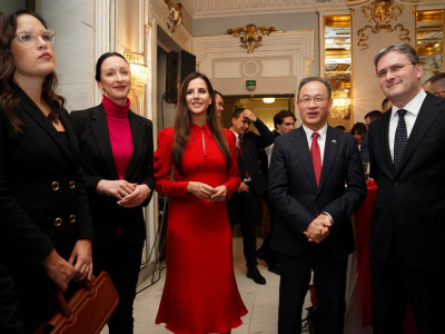 Crvena haljina midi dužine odiše prefinjenom elegancijom i klasičnom ženstvenošću