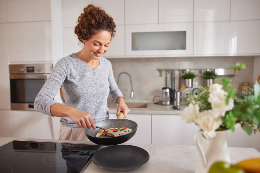 Svi ga imaju u kuhinji, a ne znaju da iz njega vreba OPASNOST: Kada se zagreje, ispušta OTROVE, i mi ga koristimo