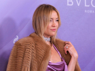 Oko vrata je nosila neobičnu ogrlicu u boji srebra, koja se nije najbolje uklapala sa lavanda haljinom