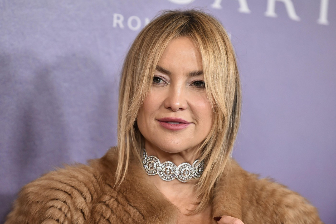 Haljina koja ne prašta višak, stoji joj kao salivena: A kada je raskopčala bundu, otkrila je FIJASKO - da li joj je ovo najveći promašaj?