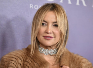 Haljina koja ne prašta višak, stoji joj kao salivena: A kada je raskopčala bundu, otkrila je FIJASKO - da li joj je ovo najveći promašaj?