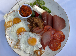 Čak su slanina i pavlaka mnogo bolji izbor nego ovo: Doktorka UPOZORAVA koja hrana najgore utiče na krvne sudove i holesterol