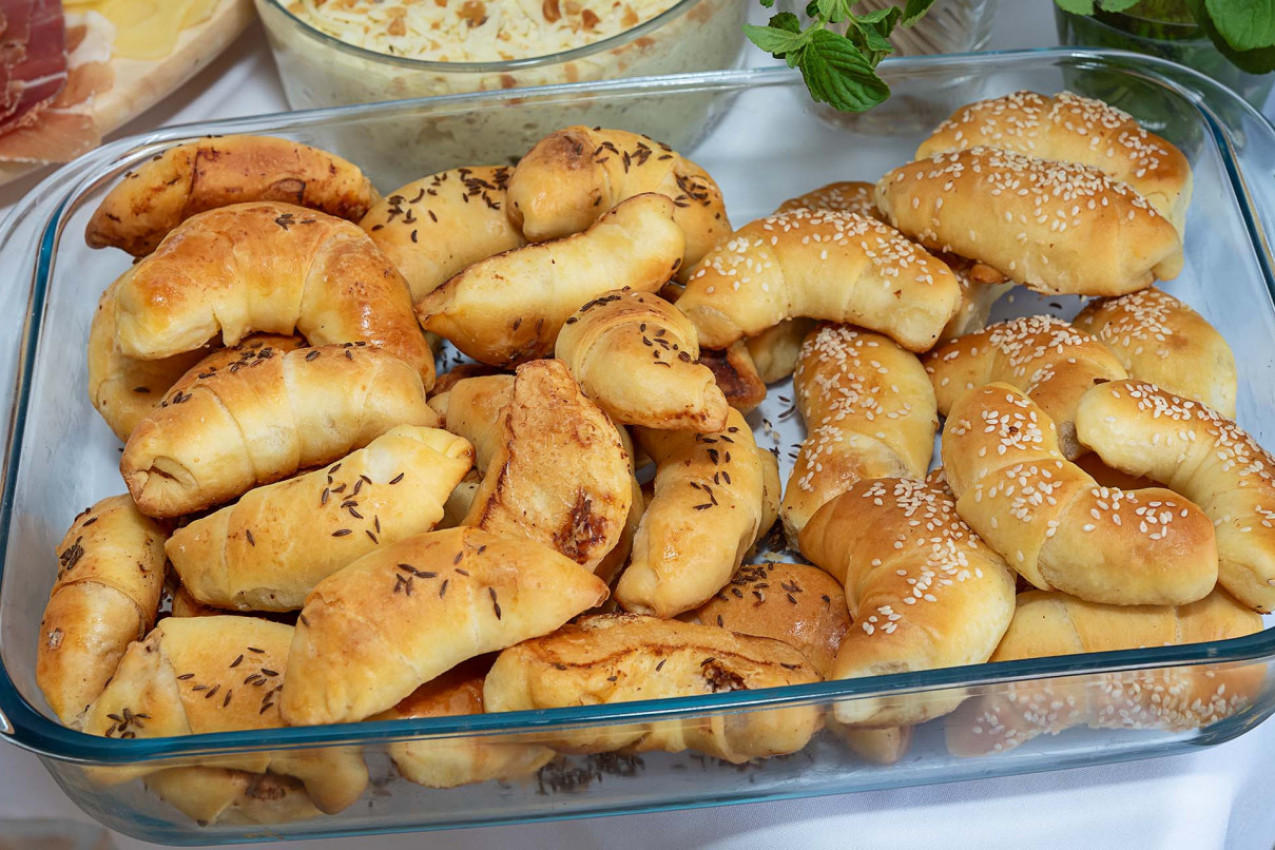 Mekane domaće KIFLICE: Prazne ili punjene šunkom i sirom imaju savršen ukus, a ovaj RECEPT uvek uspe!