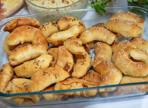 Mekane domaće KIFLICE: Prazne ili punjene šunkom i sirom imaju savršen ukus, a ovaj RECEPT uvek uspe!