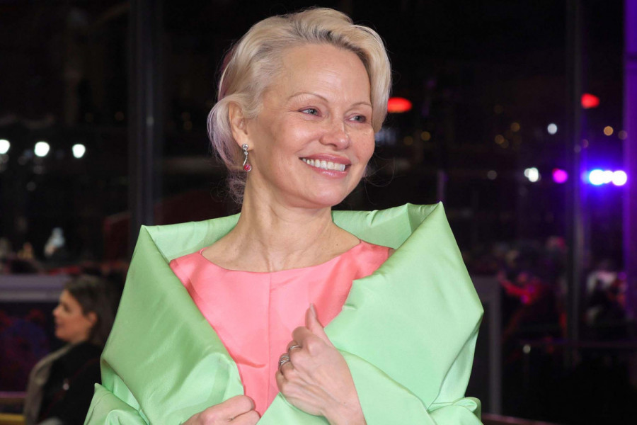 Pamela pokazala šta je stil: Ova frizura briše godine bolje od bilo koje kreme