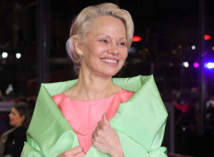 Pamela pokazala šta je stil: Ova frizura briše godine bolje od bilo koje kreme