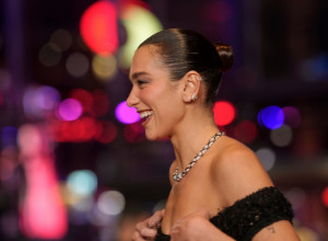 Na crveni tepih stigla u GOLOJ HALJINI: Pevačica bez trunke stida pokazala SVE, a za ruku vodi ponosnog verenika (GALERIJA)