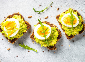TOST sa jajima i avokadom: ZDRAV i ukusan DORUČAK gotov za 10 minuta, a držaće vas sitim pola dana
