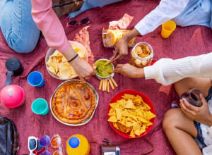 Proglašena NAJNEZDRAVIJA GRICKALICA na svetu koju SRBI jedu SVAKODNEVNO, a nutricionisti se svaki put zgroze