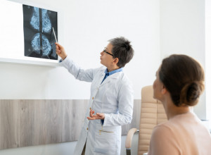 Onkolog otkriva 5 SIMPTOMA koje žene posle 50. godine ne smeju da ignorišu