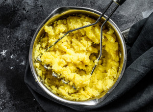 Kako da spasete PIRE koji se ZGRUDVAO: Jedan trik vraća mu savršenu kremastu teksturu!